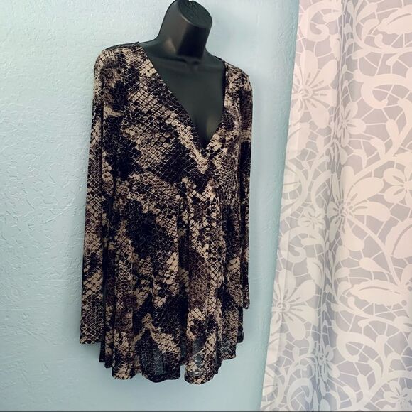 Torrid Snakeskin Print Mesh Surplice Babydoll Top Size 00 - Picture 3 of 10